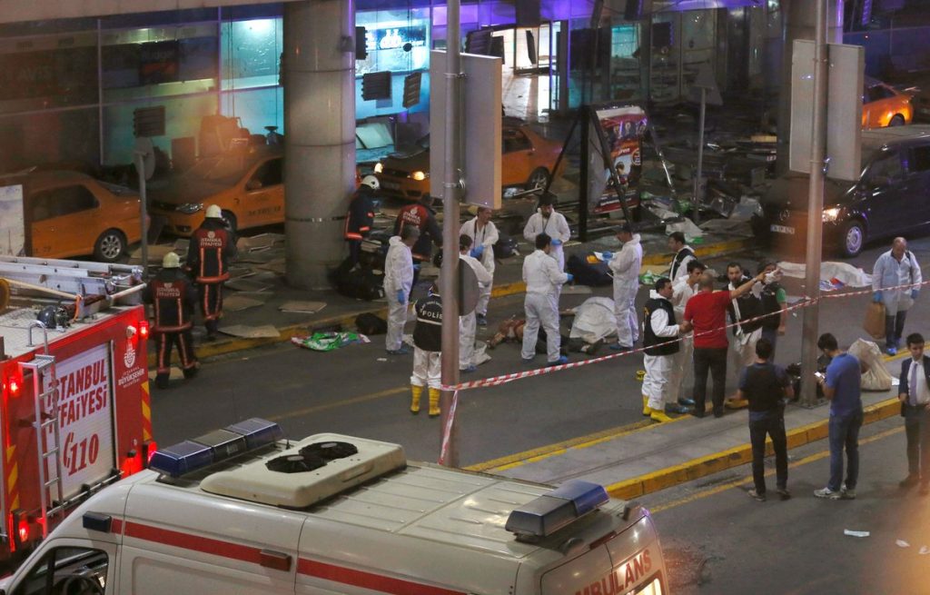 Des victimes de l'attentat de l'aéroport d'Istanbul. D. R.