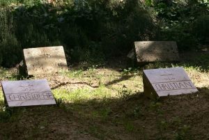 Sépultures des moines de Tibhirine assassinés par le GIA en 1996. D. R.