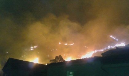 Un gigantesque incendie encercle la ville de Béjaïa