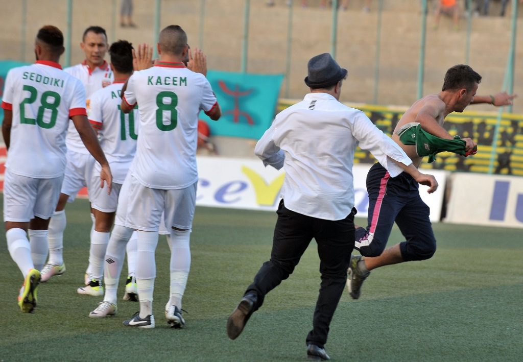 Un supporter pénétrant sur le terrain lors du match JSK-MCA. New Press
