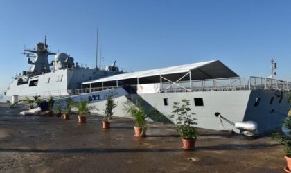 Gaïd-Salah inspecte le bâtiment de guerre «Ezzadjer»