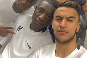 Ounas avec ses «camarades» de l’équipe de France jeune. D. R.