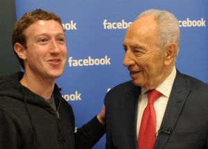 Mark Zuckerberg avec Shimon Peres. D. R.
