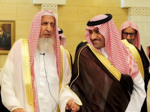 Le grand mufti d'Arabie Saoudite, Abdulaziz Ben Abdullah (à gauche). D. R.
