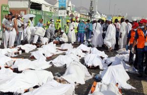 Des corps recouverts de linceuls blancs après la bousculade durant le hadj 2015. D. R.