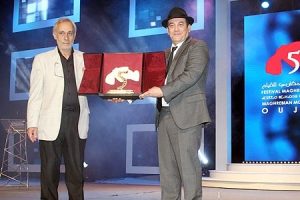 Lotfi Bouchouchi recevant le grand prix du Festival d'Oujda. D. R.