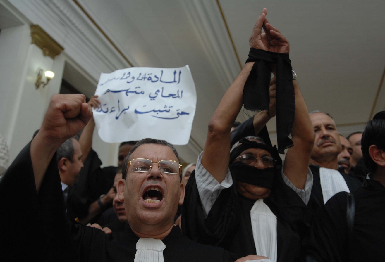 Manifestation des avocats à Alger en juin 2011. Le bras de fer continue. New Press