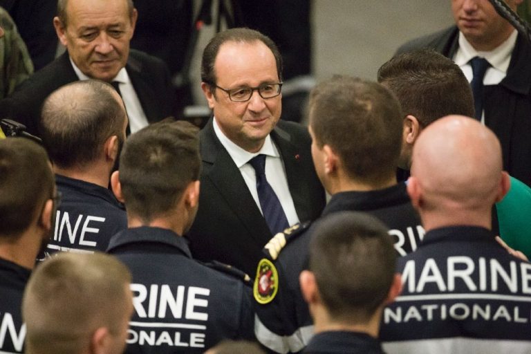 François Hollande sur le porte-avion de la marine française près des côtes syriennes. D. R.