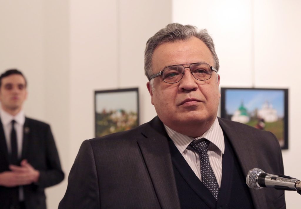 L'ambassadeur de Russie en Turquie, quelques minutes avant son assassinat. D. R.