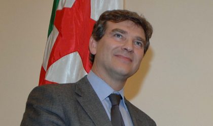 Le candidat à la présidentielle française Arnaud Montebourg visite sa famille à Oran