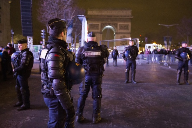 Des policiers avant les célébrations du Nouvel An, le 31 décembre à Paris. D. R.