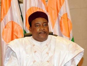La politique du président nigérien, Mahamadou Issoufou, est très décriée. D. R.