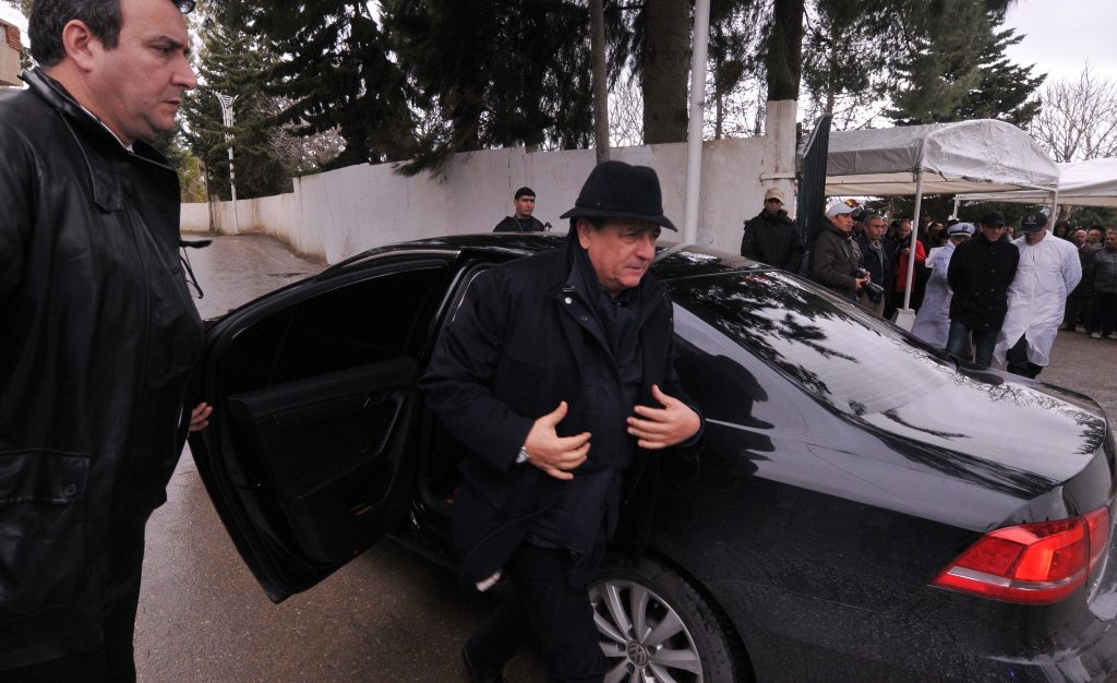 Abdesselam Bouchouareb joignant l'utile au rituel lors d'un enterrement. New Press