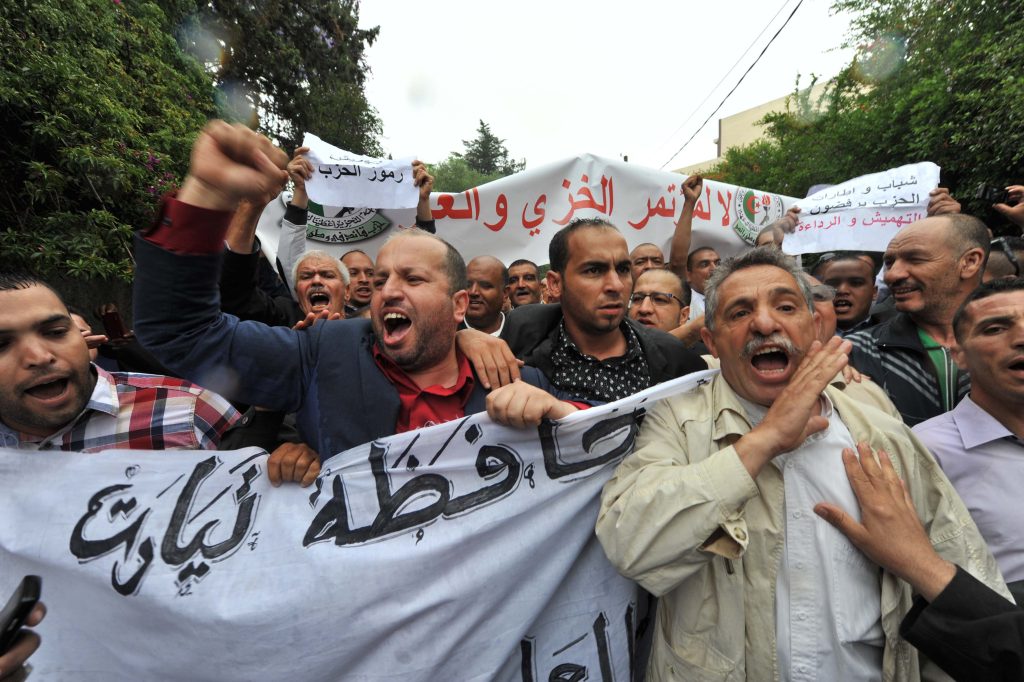 Des représentants de la mouhafadha FLN de Tiaret lors d'un sit-in en mai 2015. New Press