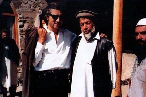 Le sioniste Bernard-Henri Lévy hôte d'Al-Qaïda, quelque part en Afghanistan. D. R.