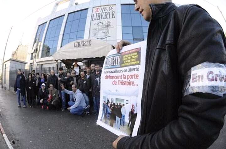 Sit-in devant le siège de Liberté. D. R.