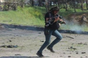 Le photographe sauvant un enfant innocent «pro-régime». D. R.