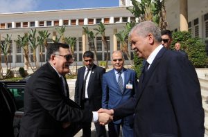 Fayez Al-Sarraj reçu par Abdelmalek Sellal lors de sa visite à Alger. New Press