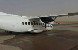 Le Let L-410 qui a raté son décollage, sur le tarmac de l'aéroport de Hassi Messaoud. AP