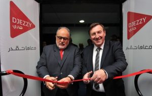 Le DG de Djezzy inaugurant un amphithéâtre à l'Ecole Supérieure Algérienne des Affaires. D. R.