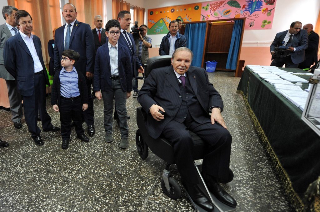 Le président Bouteflika au bureau de vote lors des législatives du 4 mai dernier. New Press