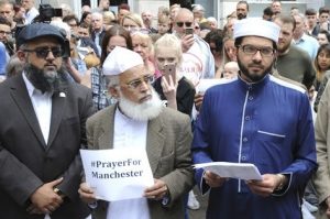 Rassemblement de musulmans britanniques après l'attaque de Manchester. D. R.