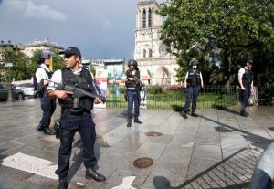 Des policiers en faction sur la parvis de Notre-Dame où a eu lieu l'attaque au marteau. D R.