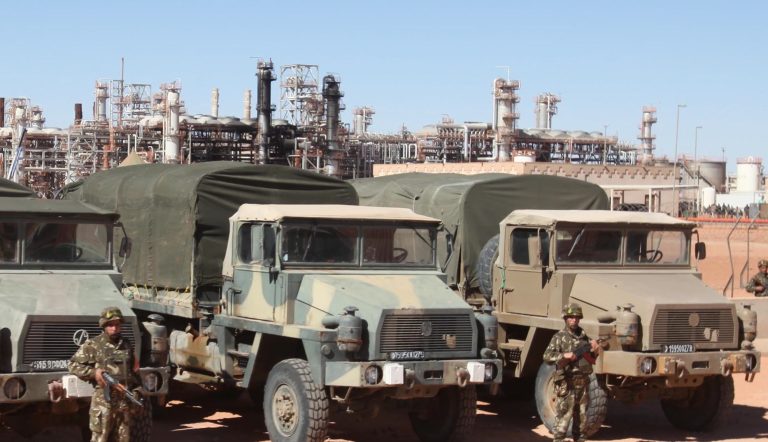 L’armée en poste devant le centre gazier de Tiguentourine. New Press
