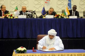 Signature de l'Accord d'Alger, en mai 2015. New Press