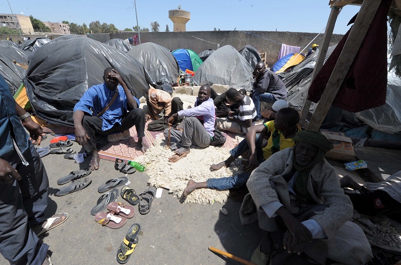 Messahel a indiqué que la migration irrégulière ne saurait être perçue et traitée dans ses causes profondes s’il n’est pas tenu compte de l’interaction objective qui existe entre ce phénomène et le crime organisé, le trafic de drogue, la traite des êtres humains, les conflits armés et l’instabilité politique