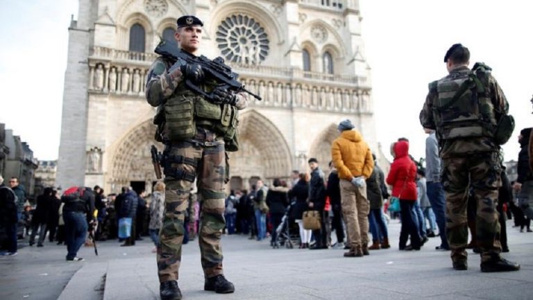 Paris attaque au couteau