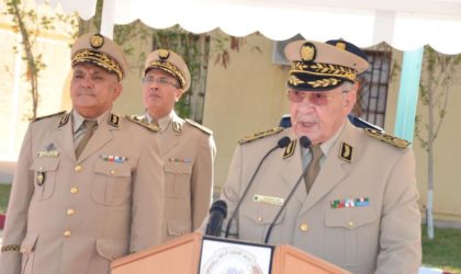 Gaïd Salah installe le général-major Mostefa Smaali dans ses nouvelles fonctions de Commandant de la 3e