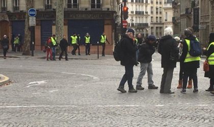 Une femme militaire pleure la France