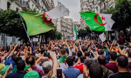 Les Algériens manifestent massivement pour le 55e vendredi