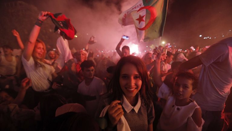 jeunes six manifestants