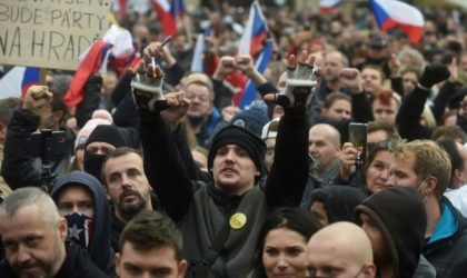 Prague : des manifestants dénoncent les mesures anti-coronavirus