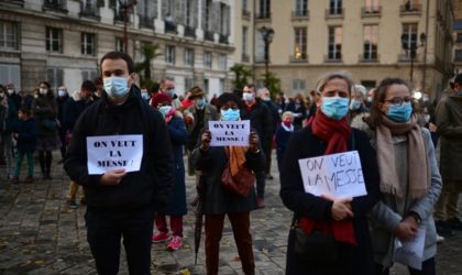 Des centaines de catholiques prient à l’extérieur d’une église à Paris