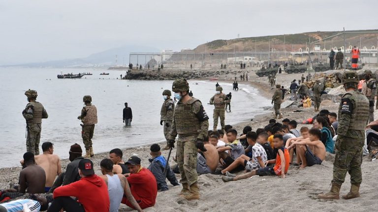 Les migrants entrent dans l'enclave espagnole de Ceuta par vagues successives. D. R.