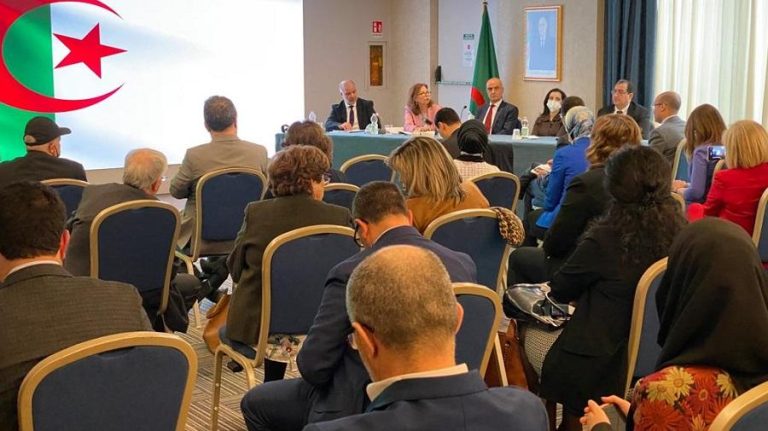 L'objet a été placé devant une librairie proche de l'organisation Casa Pound. D. R.