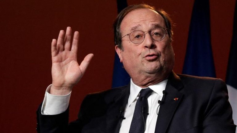 Hollande lors d'une de ses visites à la Mosquée de Paris. D. R.