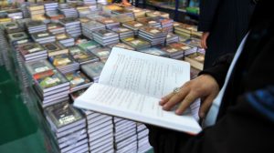 Le livre du prédicateur wahhabite Aboubakr Al-Jazaïri dans un rayon de la Fnac. D. R.