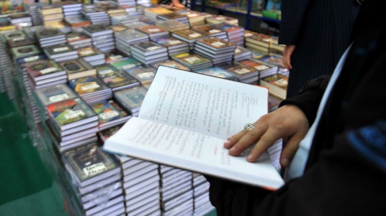 Le livre du prédicateur wahhabite Aboubakr Al-Jazaïri dans un rayon de la Fnac. D. R.