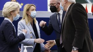 Dimitris Avramopoulos commissaire européen chargé de la Migration, avec Federica Mogherini. D. R.