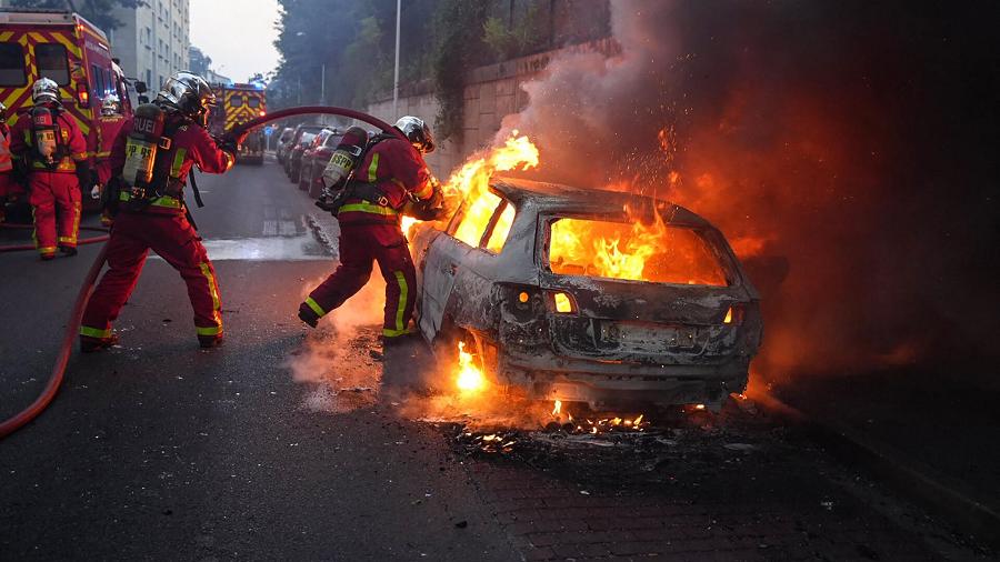 Ivre, un automobiliste adresse un doigt d'honneur à des policiers