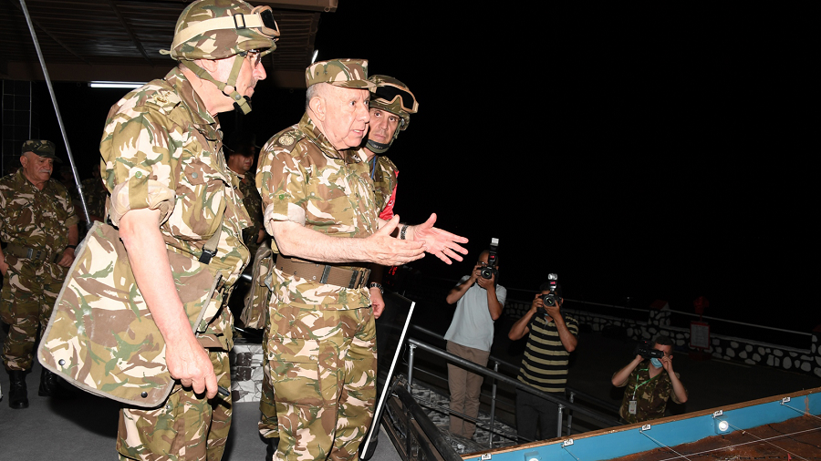 Saïd Chanegriha supervise l'exécution d'un exercice tactique de nuit à la 2e Région militaire