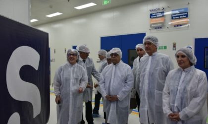 Production pharmaceutique : Aoun visite l’usine de Sanofi à Alger