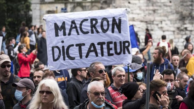 Macron hashtags