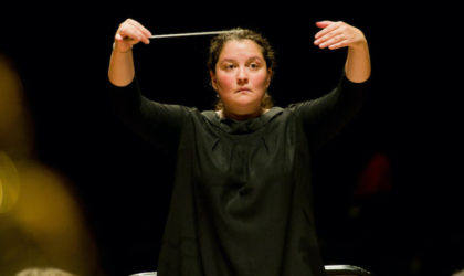 Quand une femme algérienne chef d’orchestre fait vibrer le Stade de France