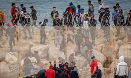 Des milliers de jeunes Marocains forcent le passage au niveau du poste frontalier de Ceuta