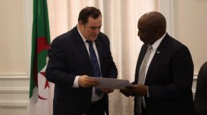 Mohamed Meziane remet une lettre du président Tebboune au Premier ministre du Lesotho